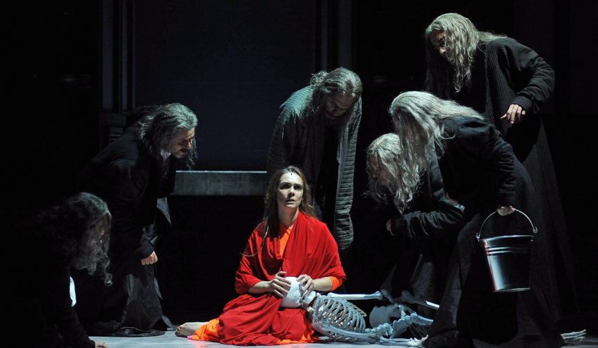 ANTIGONE-di-Federico-Tiezzi_-in-scena-Lucrezia-Guidone-Antigone-_-foto-di-Achille-Le-Pera-5-860x500