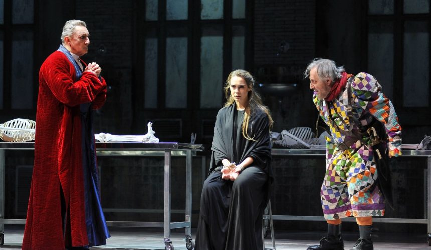 ANTIGONE-di-Federico-Tiezzi_-in-scena-Sandro-Lombardi-Creonte-Lucrezia-Guidone-Antigone-e-Massimo-Verdastro-guardia_-foto-di-Achille-Le-Pera-13-860x500