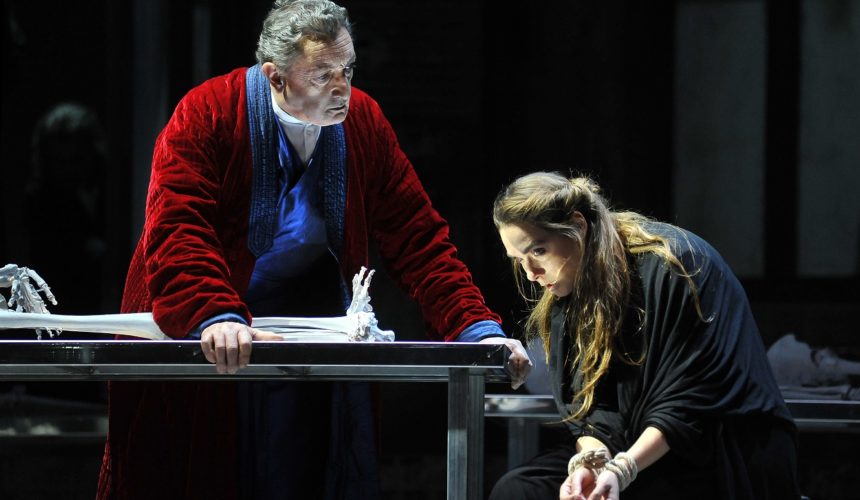 ANTIGONE-di-Federico-Tiezzi_-in-scena-Sandro-Lombardi-Creonte-e-Lucrezia-Guidone-Antigone-_-foto-di-Achille-Le-Pera-13-860x500