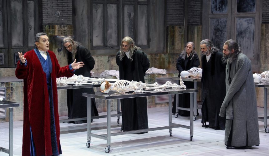 ANTIGONE-di-Federico-Tiezzi_-in-scena-Sandro-Lombardi-Creonte-e-da-sinistra-Tanganelli-Brinzi-Mazza-Pavone-Lavia-_-foto-di-Achille-Le-Pera-4-860x500